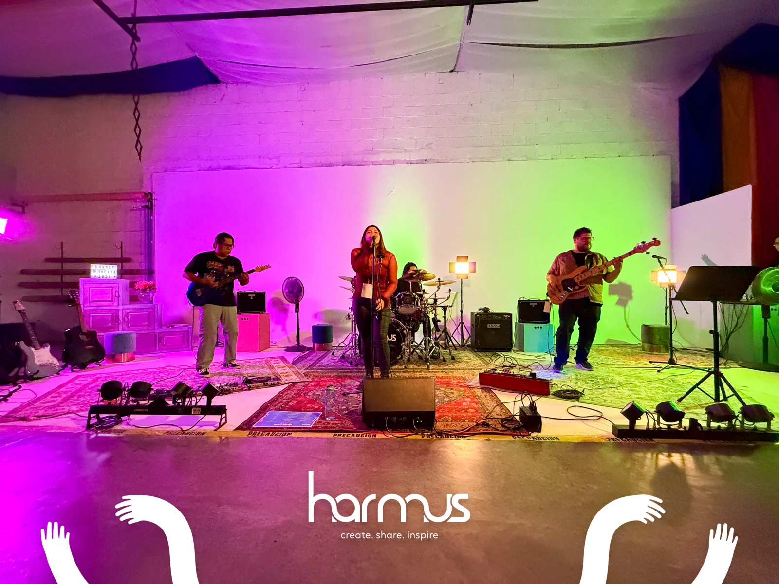 Ensamble de harmus en concierto con guitarra, voz, batería y bajo.